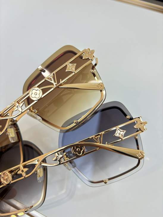 Picture of Louis Vuitton Sunglasses _SKUfw79280232fw